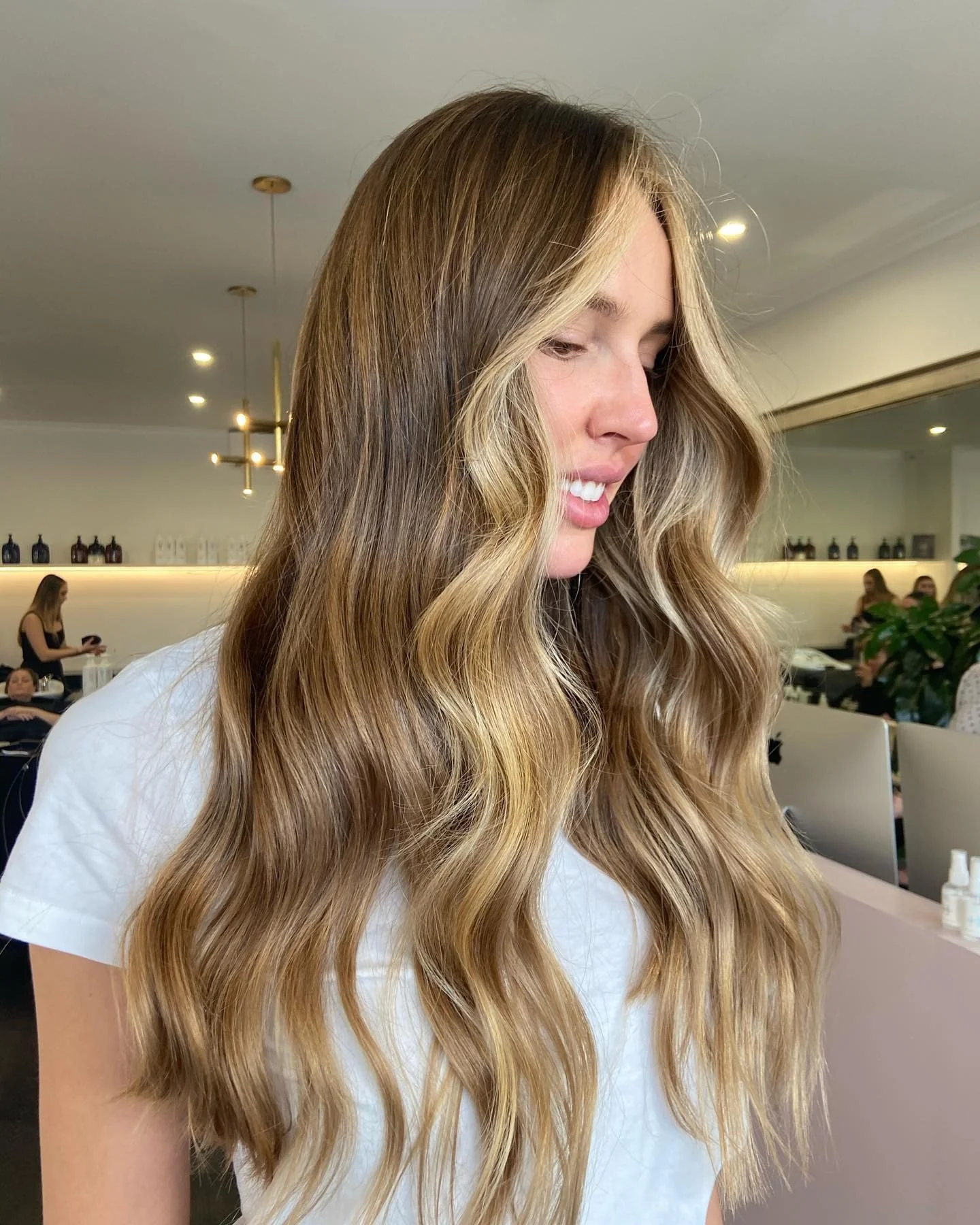 3. Butteriger Balayage Glam (Karamell-Honigblond)