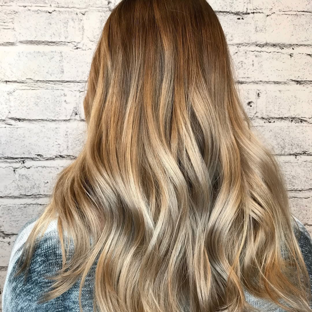 3. Buttery Blonde Balayage mit einem weichen Verblassen (golden blonde Haarfarbe)