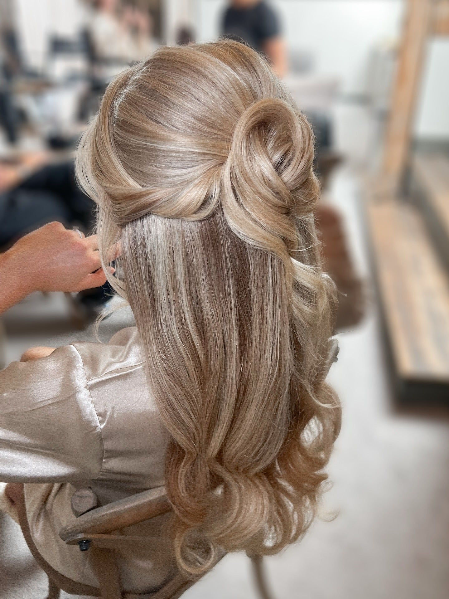 3. Champagner Blondes halb-up mit weichem Knoten (halbe Hälfte nach unten Frisuren)