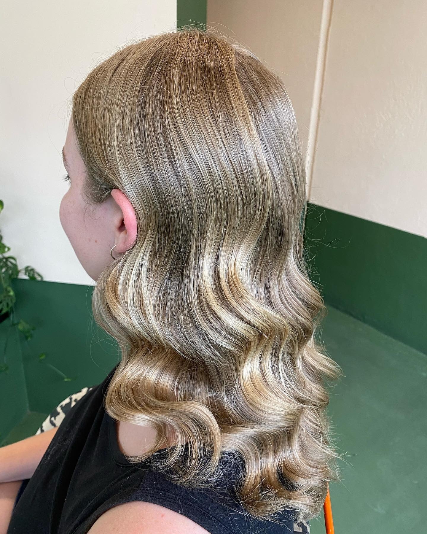 3. Champagnerfarbene weiche Wellen (flauschige Frisuren)