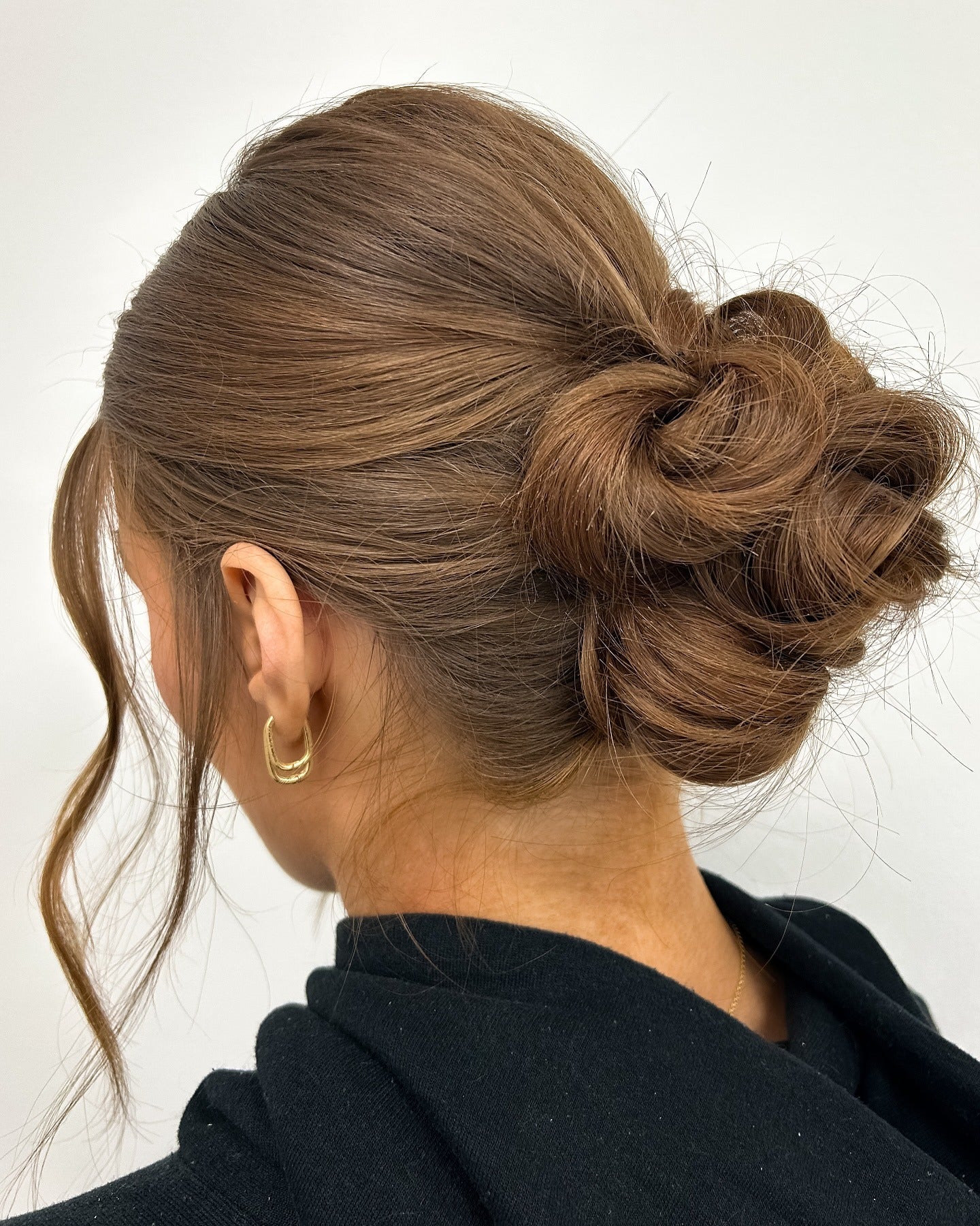 3.. Kastanienbraun verdrehte Brötchen (Hochsteckfrisur)