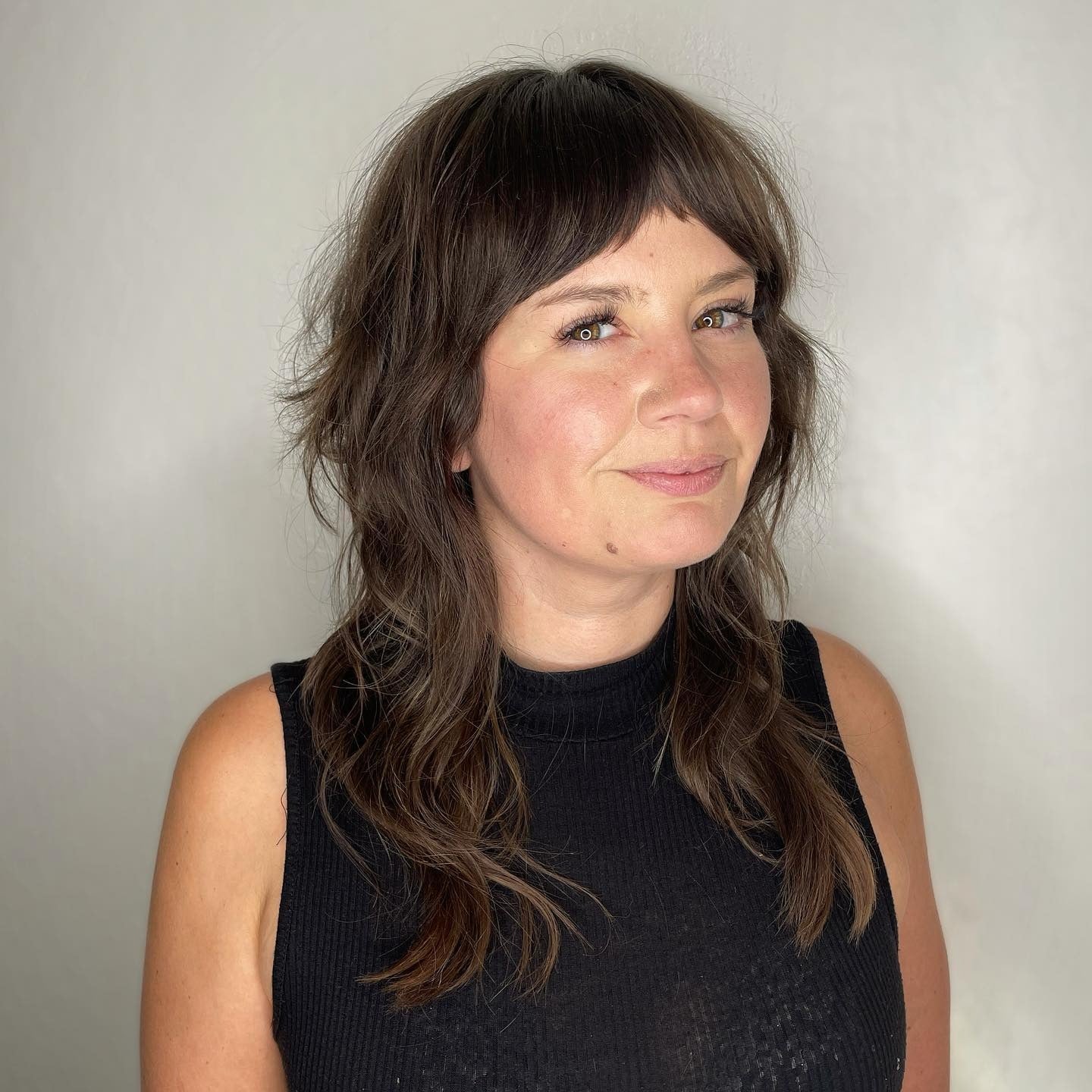 3. Schokoladenbrauner Shag mit abgerundetem Pony (Rasiermesserschnitt-Frisuren)