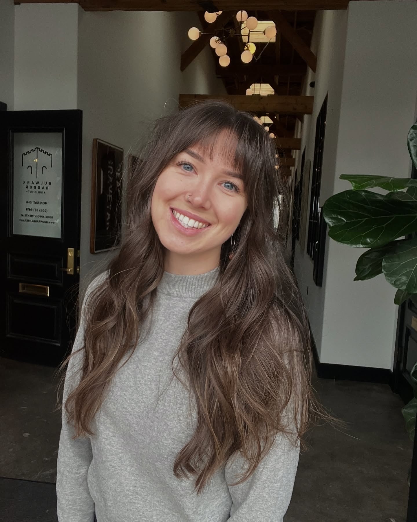 3. Schokoladenbrünette mit lässigem Pony (langes Haar mit zartem Pony)