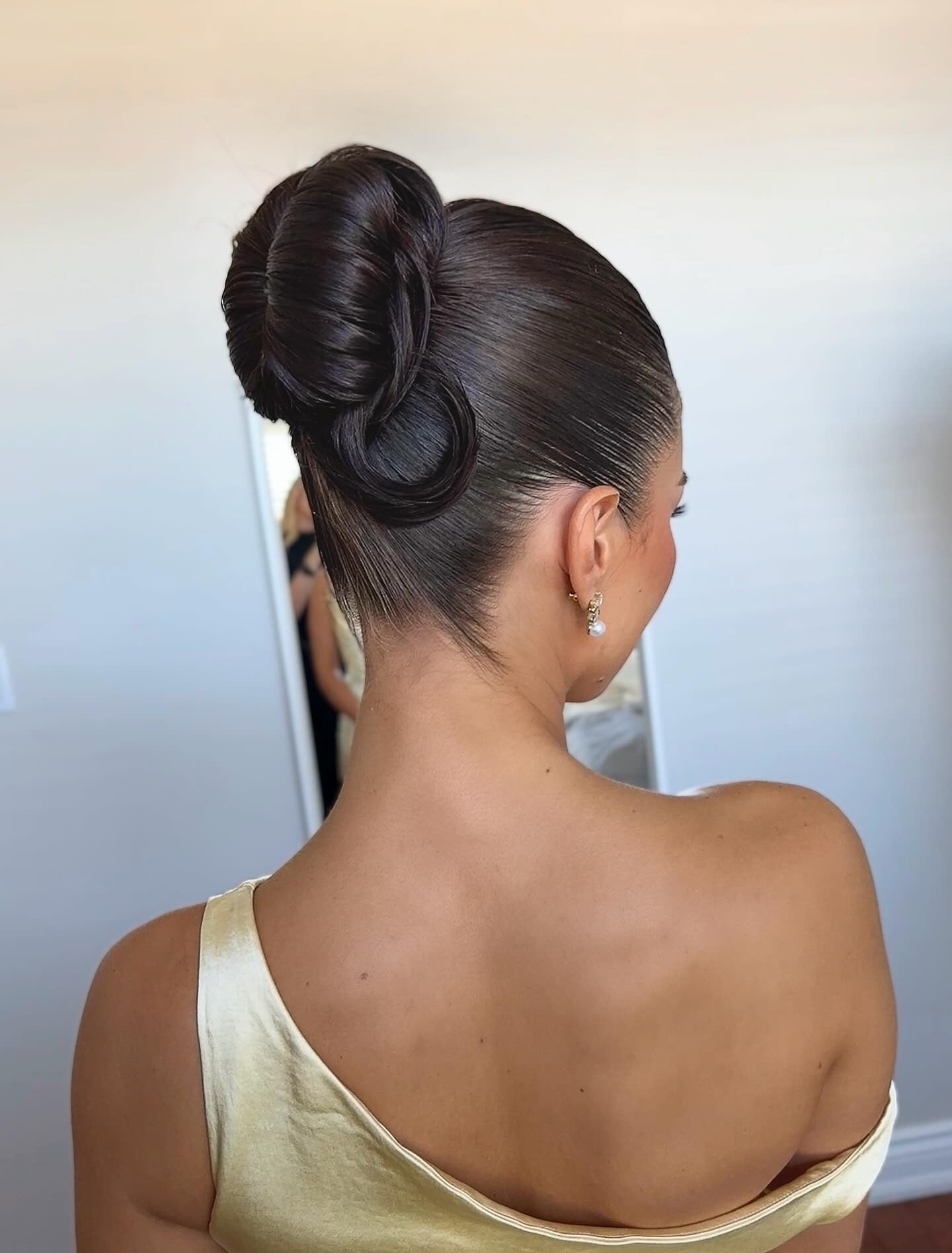 3. klassisches Brünette schlankes Brötchen (schlanke Frisuren)