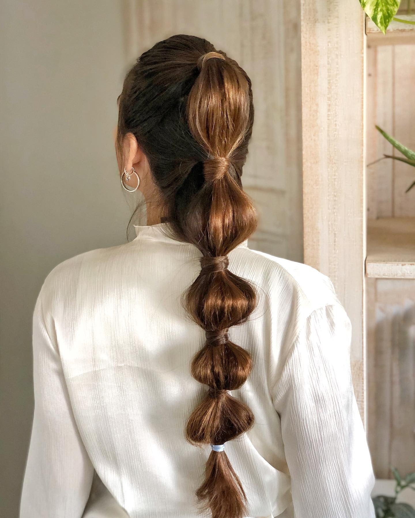 3.. Klassischer Bubble -Pferdeschwanz mit glänzendem Kastanienbraun (Bubble Ponytail)