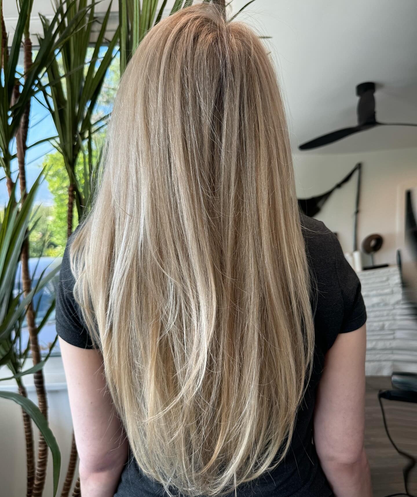 3. Klassiker Champagnerblond mit glatten Schichten (langes blondes Haar)