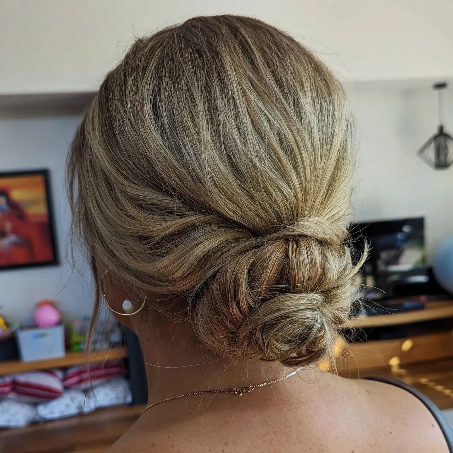 3. Klassischer Champagner-Niedrigknoten (Messy Bun-Frisuren)