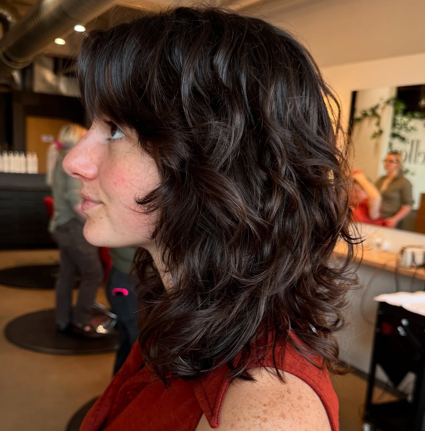 3. Klassischer mittlerer Shag mit Wellen (Frisuren der 70er Jahre)