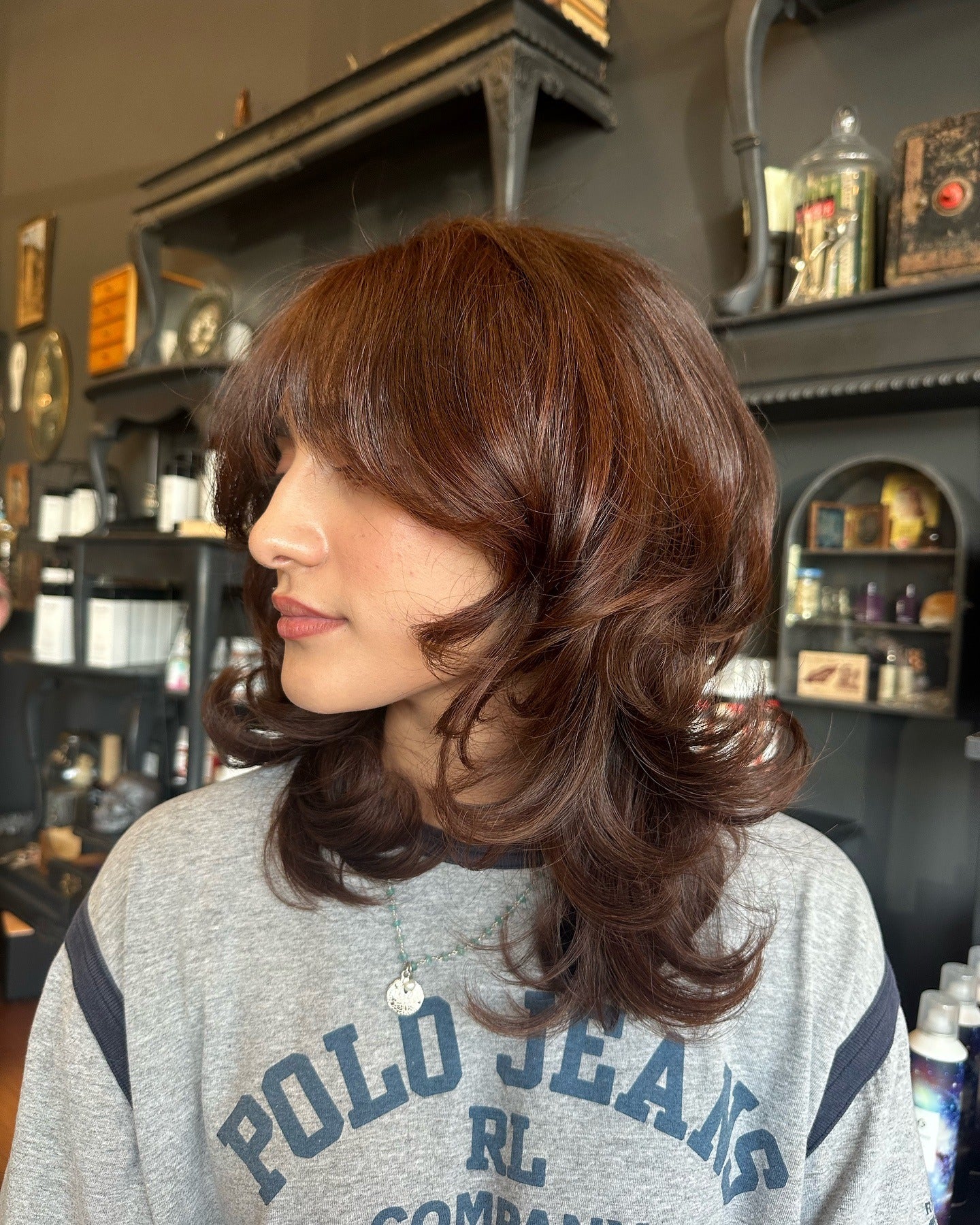 3. Klassischer Shag mit kastanienbraunem Finish (mittlere Haarschnitte mit Pony)