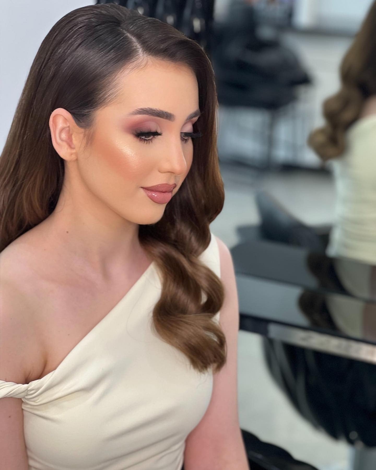 3. klassische, seitlich versierte Hollywood-Wellen (Braut Frisuren)