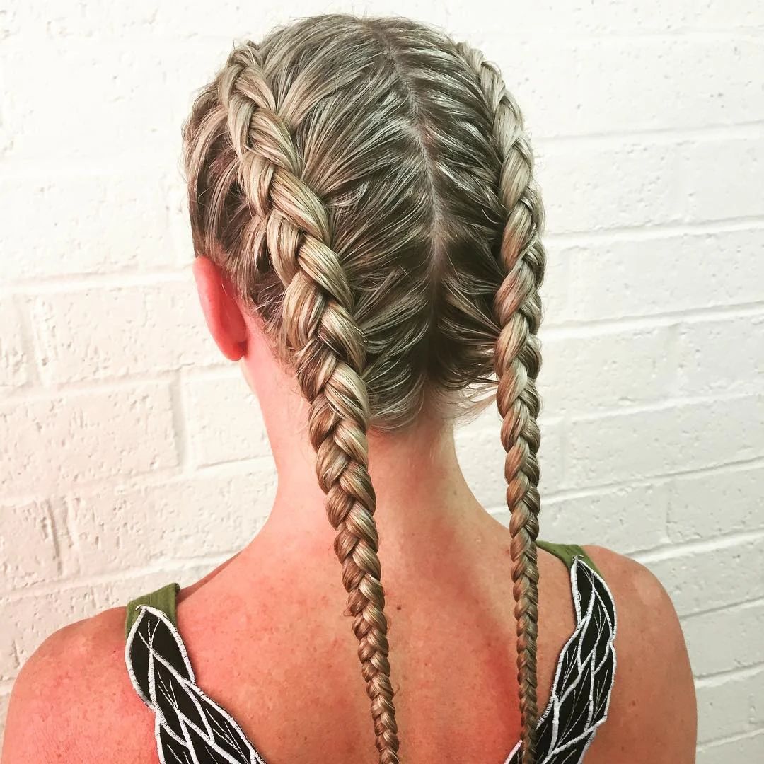3. Kalt getönte blonde Dutch Braids mit hohem Glanz (Double Dutch Braids)