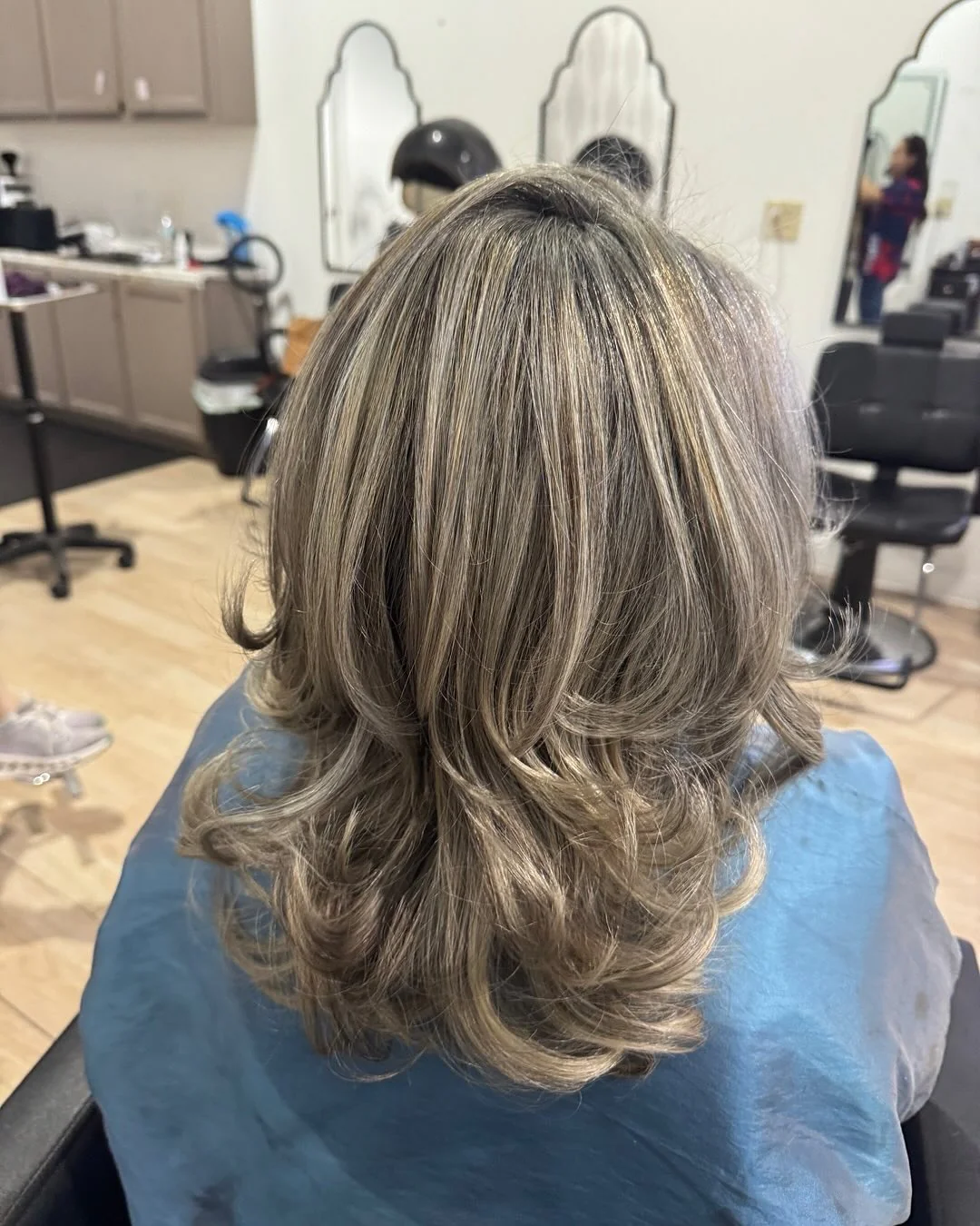3. Kühle beige-blonde Schichten mit gefiedertem Styling (hebt die Haarfarbe hervor)