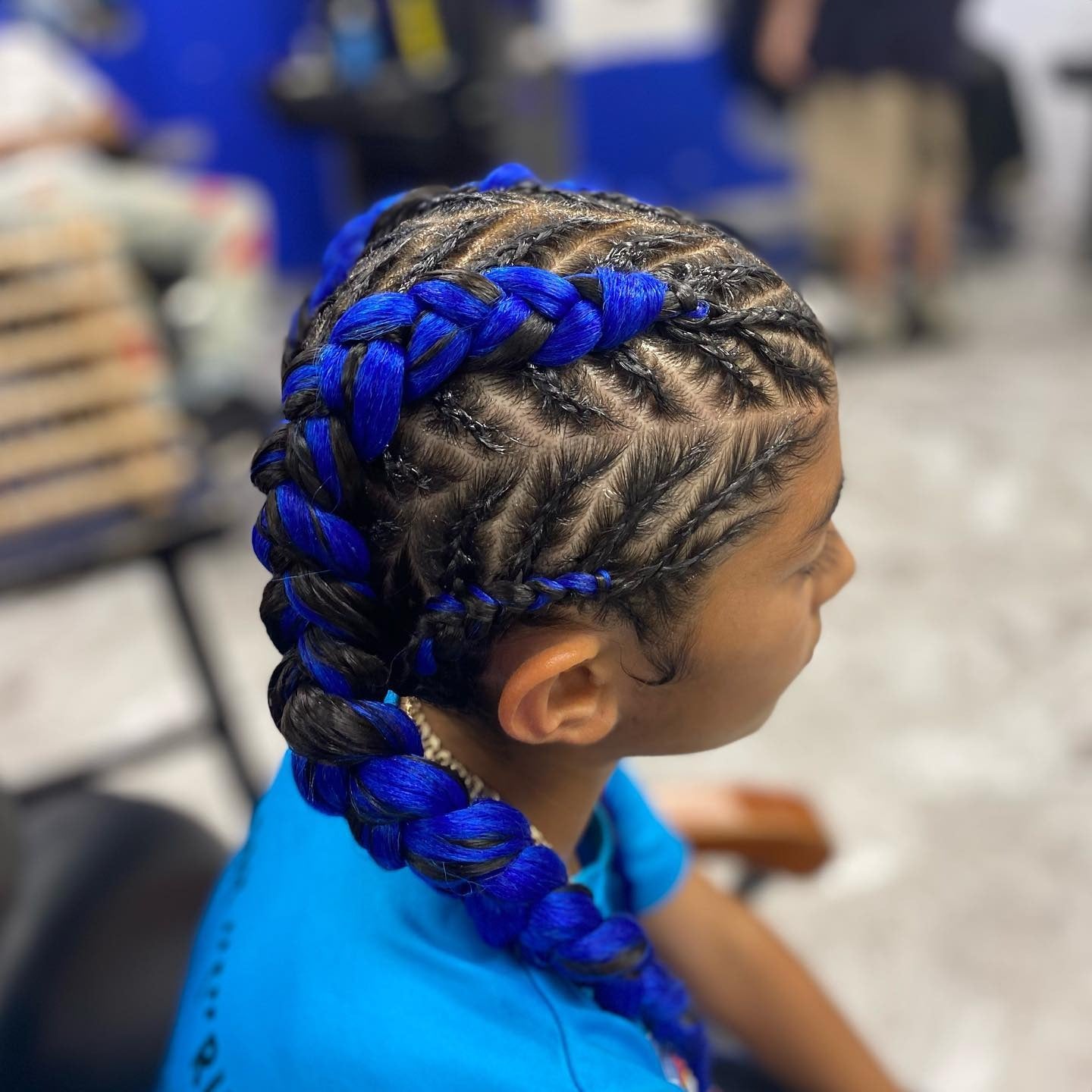 3. Cornrow -Zöpfe mit elektrischen blauen Erweiterungen (Softball -Frisuren)
