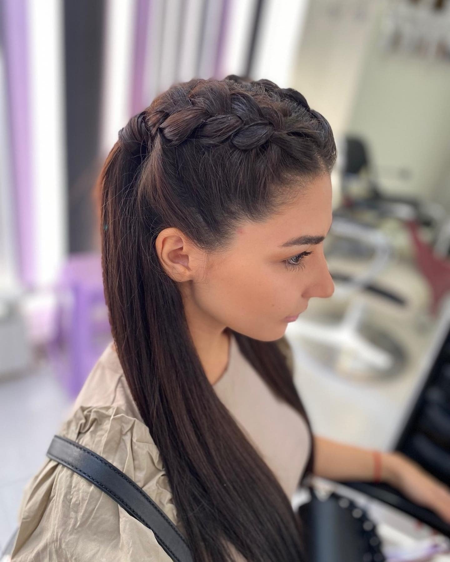 3.. Krönte Geflecht mit geraden Längen (geflochtene Frisuren)