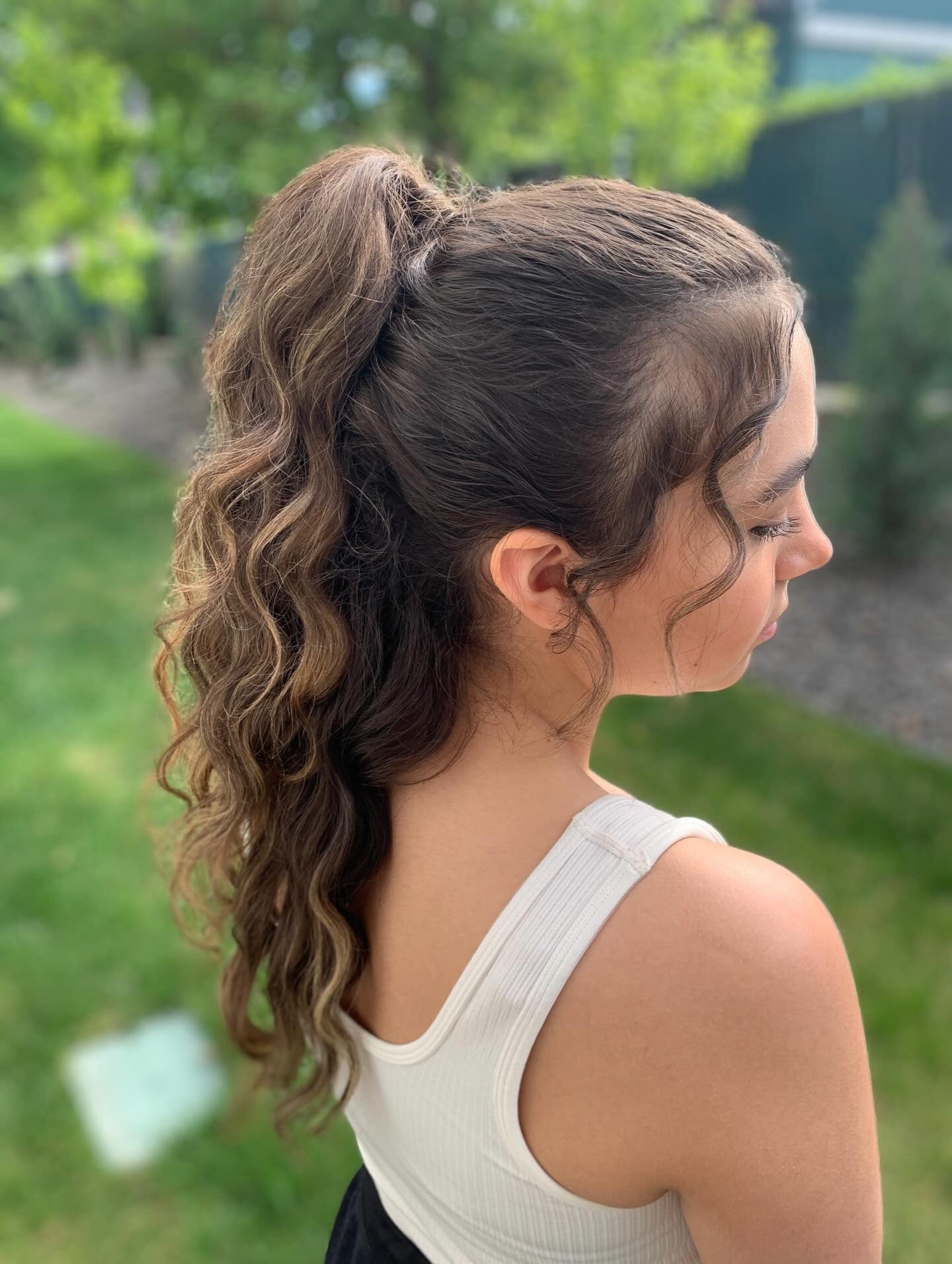 3.. Curly High Ponytail mit subtilen Karamell -Lowlights (Prom -Frisuren)