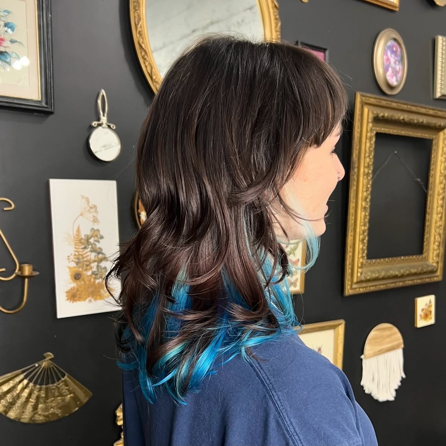 3. dunkler Brünette Shag mit elektrischem blauem Unterdye (mittelschichtter Shag)