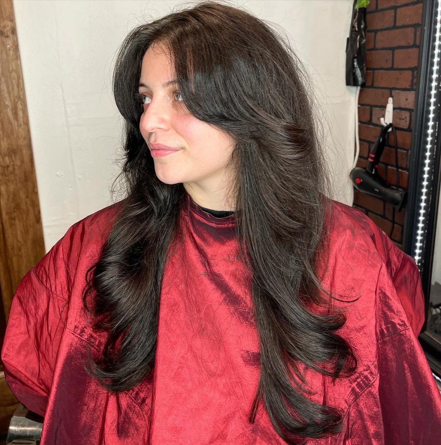 3. Lange Schichten aus dunkler Schokolade mit gefiederten Enden (langschichtige Frisuren)