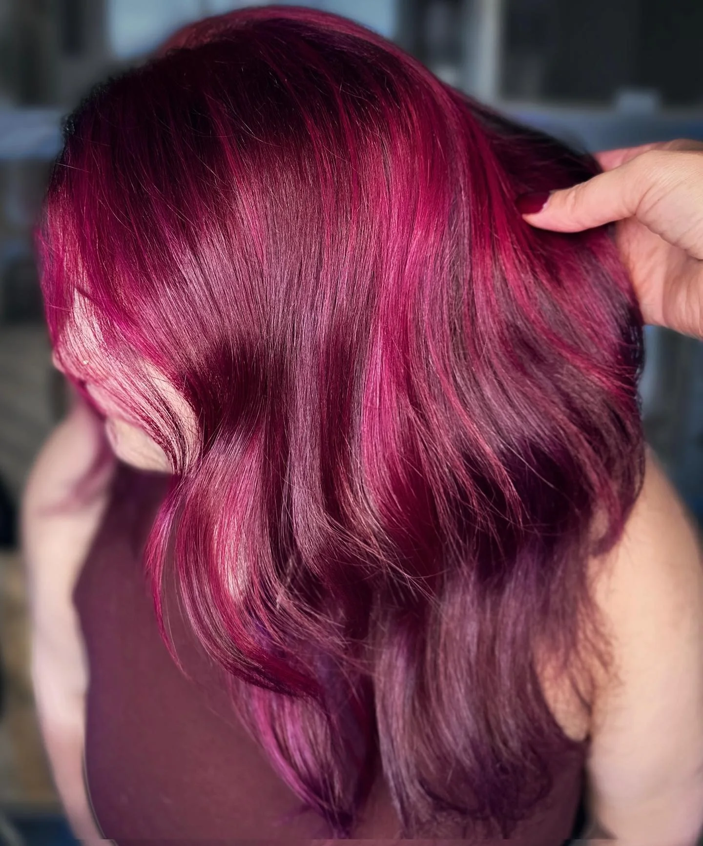 3. Tiefes Beerenmagenta mit klassischem Wellen-Styling (Magenta-Haarfarbe)