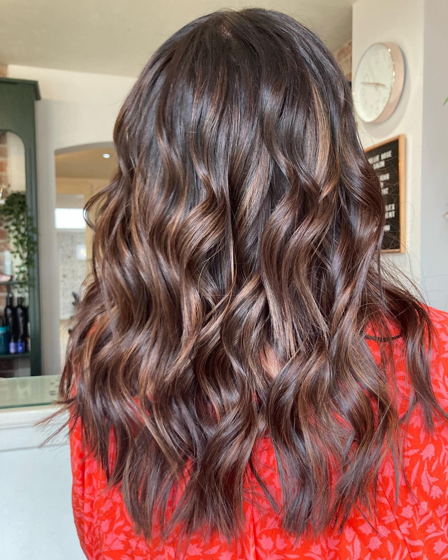 3. Deep Breennette Locken mit Toffee -Highlights (Schokoladenbraune Haare mit Highlights)