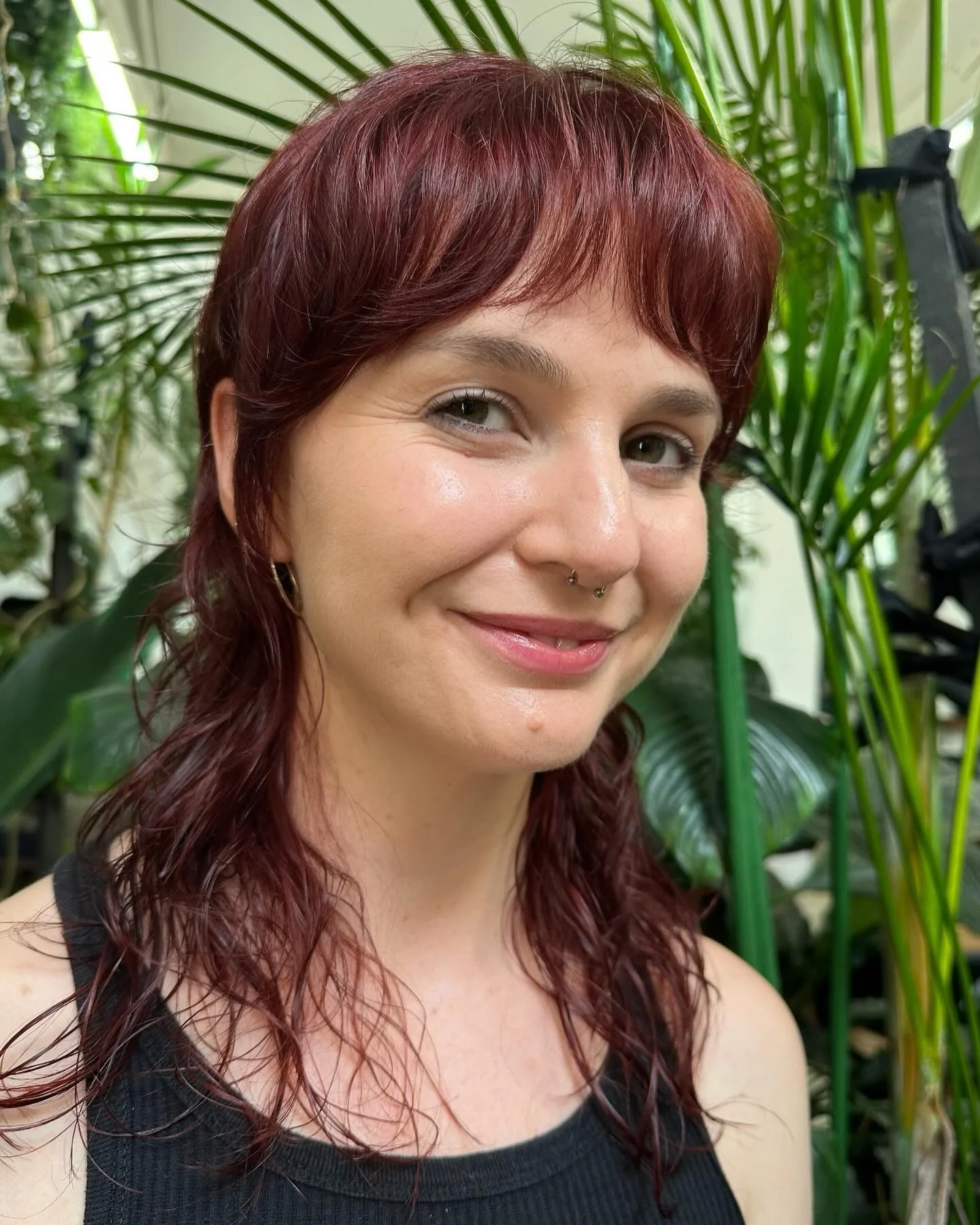 3. Tiefer Cranberry-Wolf-Schnitt mit gebogenem Baby-Pony (Wolf-Haarschnitte mit Pony)