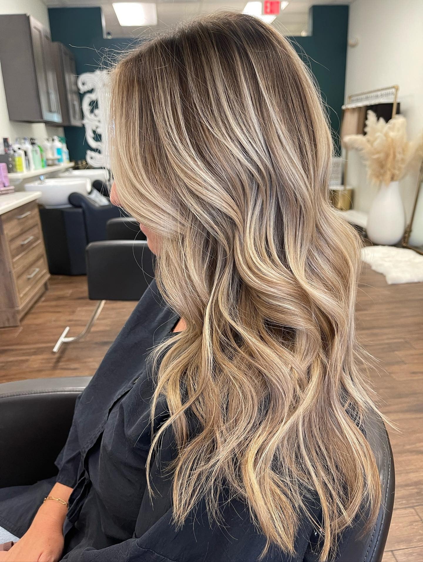3. Dimensionales beige-blondes Balayage mit lockeren, glamourösen Wellen (Balayage-Haarfarben)