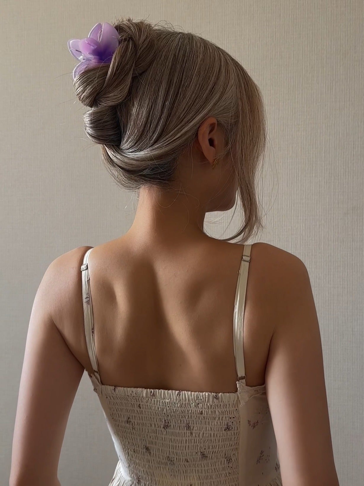 3.. Elegante Platin -französische Twist mit Lavendelclip (Klauenclip -Frisuren)