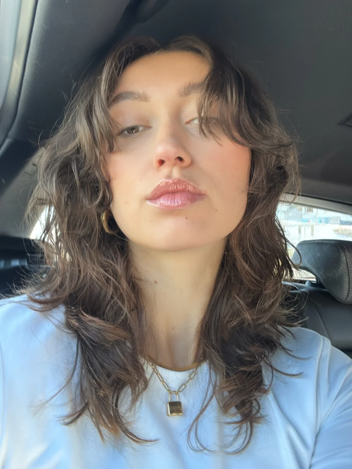 3. Espresso Brunette Welliger Shag mit Curtain Bangs (mittellange Shag-Frisuren)