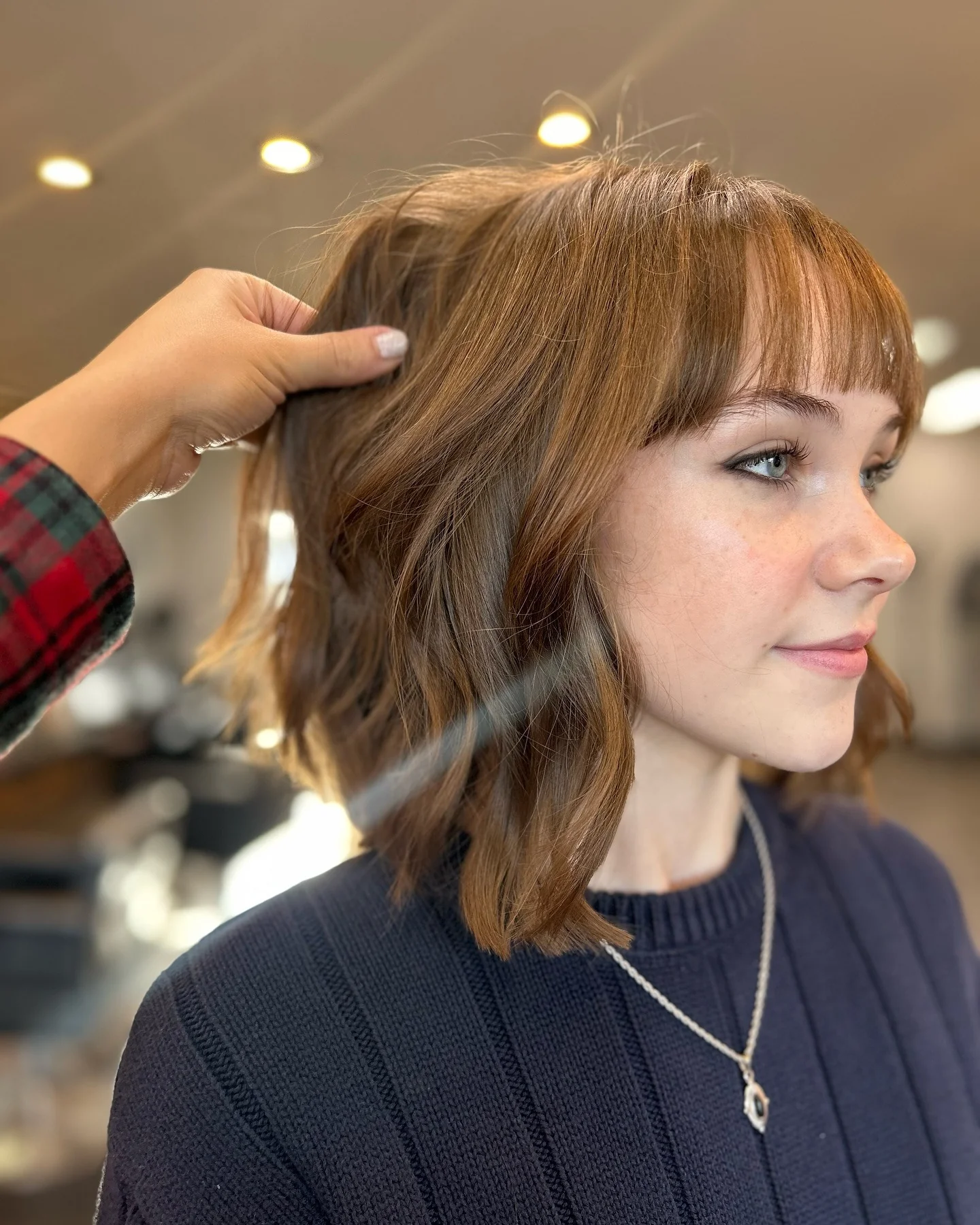 3. Gefiederter Bob mit hellem Kastanienbraun (kurze Stufenhaarschnitte mit Pony)