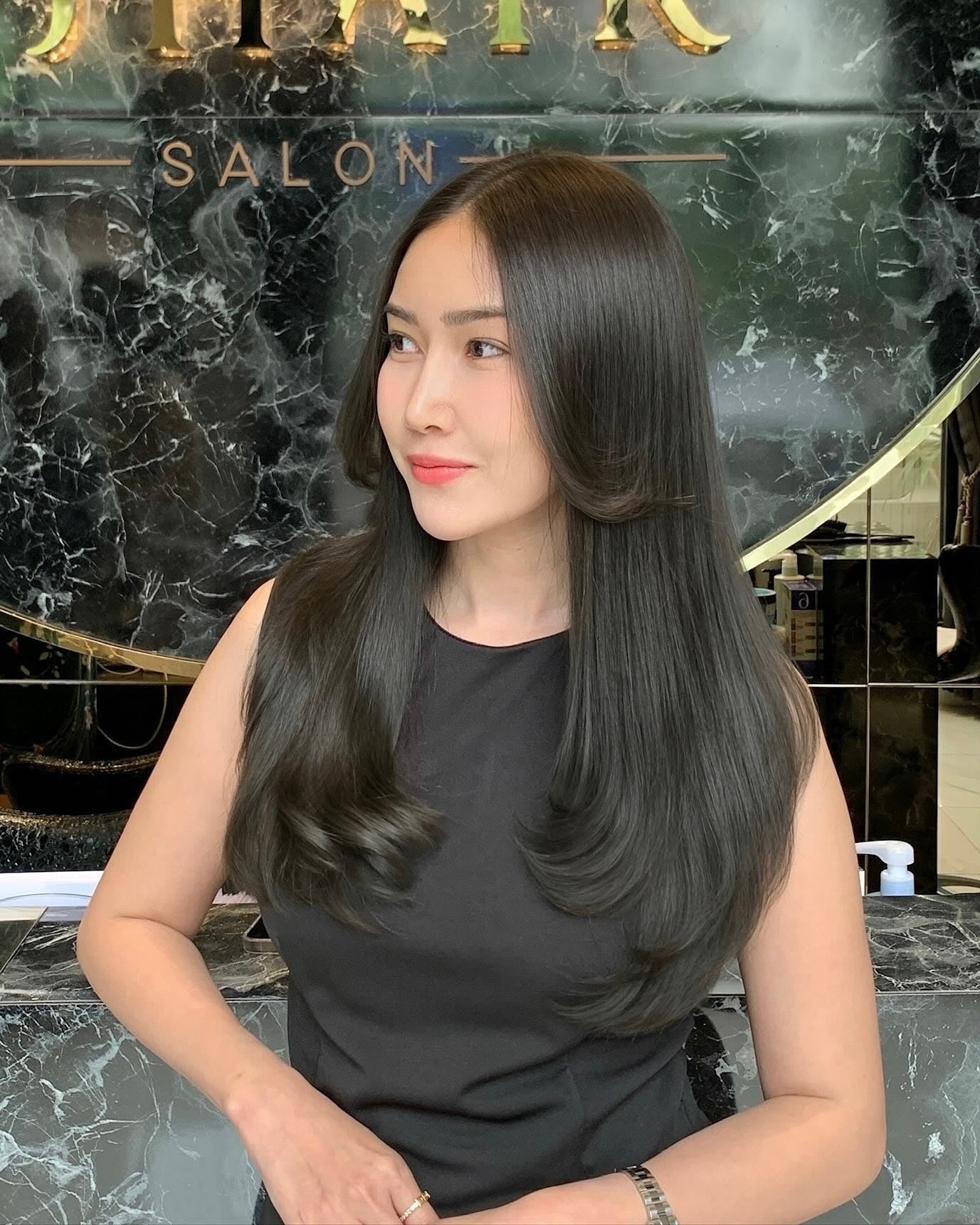 3. Federned Schichten mit aschbraunem Glanz (dunkle aschbraune Haarfarbe)