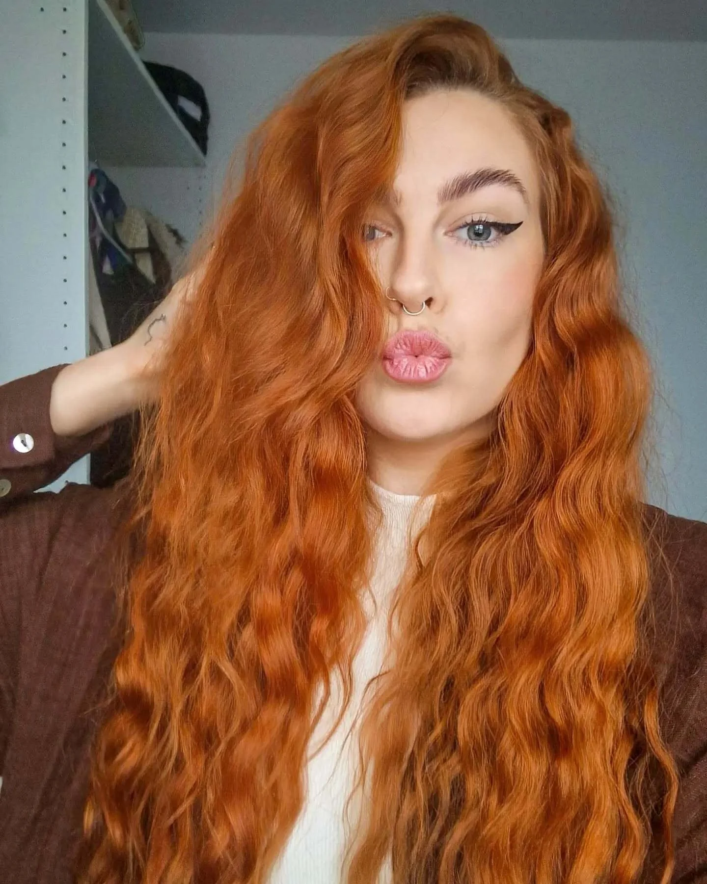 3. Fiery Ginger Extra-Long Textured Waves (Ingwer-Haarfarbe)