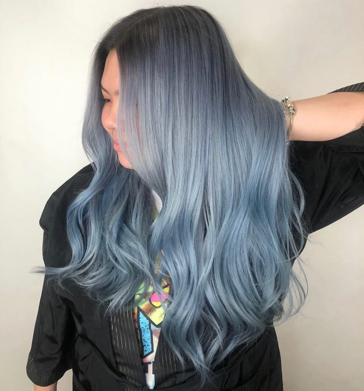 3. Frosted Ice Blue Glam (rauchblaue Haarfarbe)