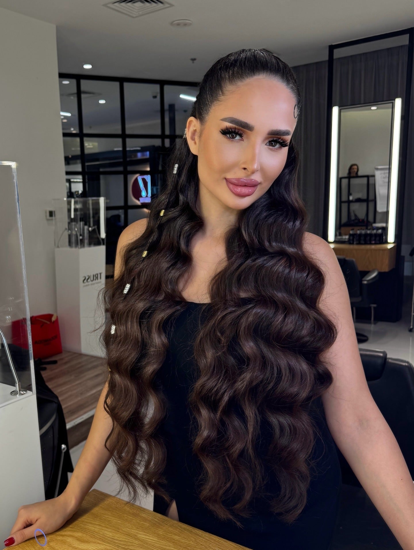 3. Glamouröse lange Wellen mit Haarzubehör (wellige Frisuren)