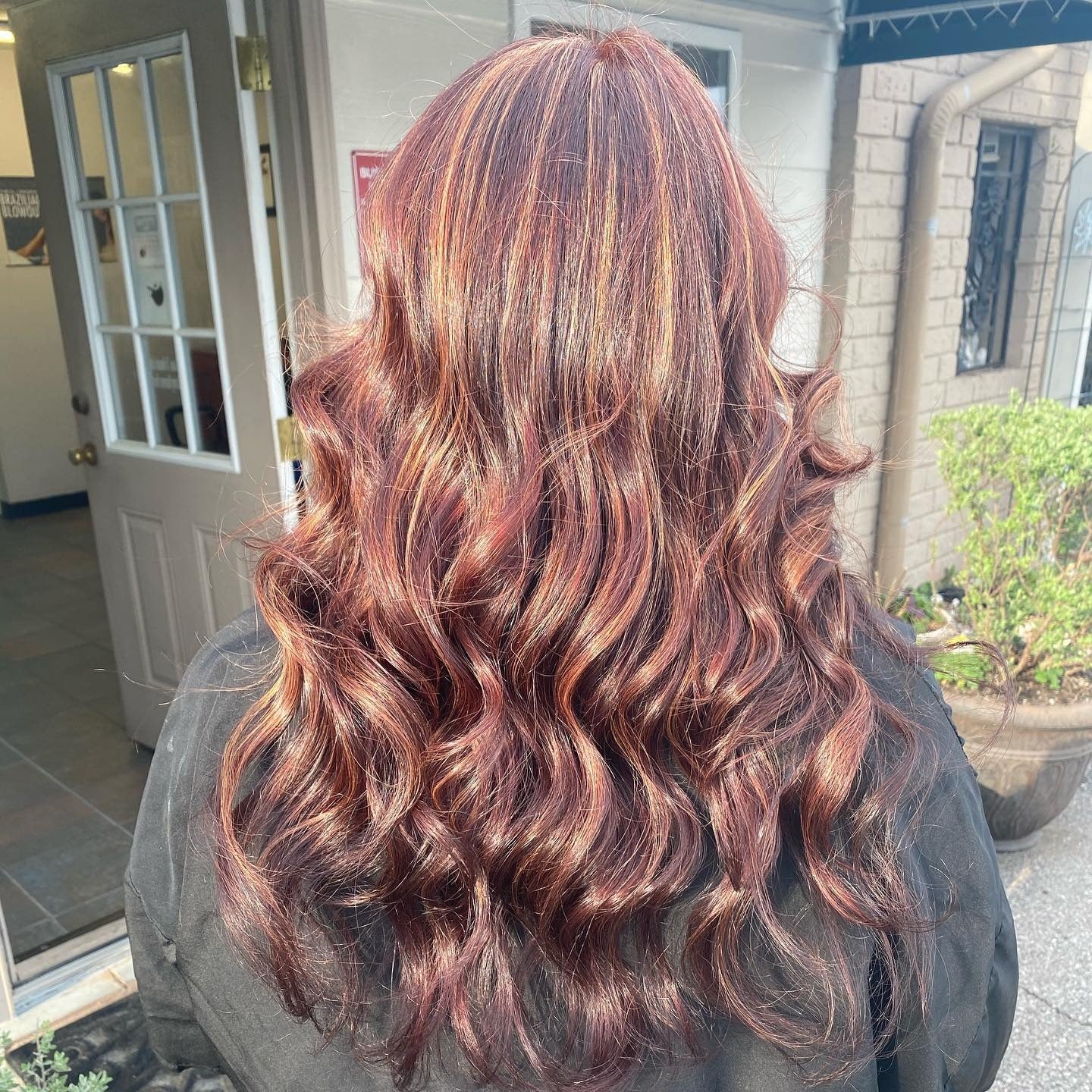 3.. Glänzende Mahagoni -Locken mit bernsteinfarbenen Akzenten (rotbraunes Haar mit Highlights)