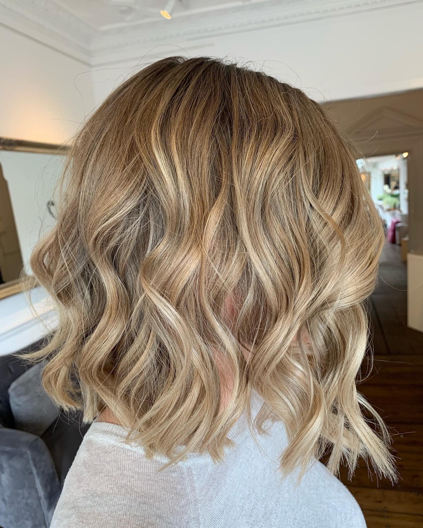 3. Goldene Balayage-Midi-Wellen (Midi-Schnitt-Frisuren)