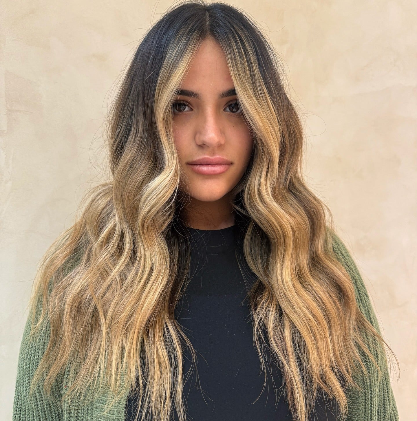 3. Golden Blonde Mischung mit Gesichtsrahmen (blonde Haare mit dunklen Wurzeln)