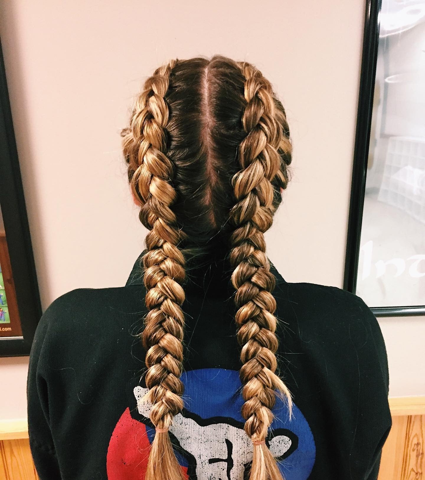 3. Golden Blonde doppelte niederländische Zöpfe (Volleyball -Frisuren)