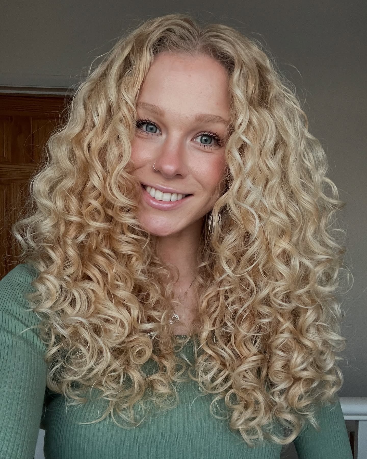 3. Golden Blonde Ringlets (unordentliches lockiges Haar)