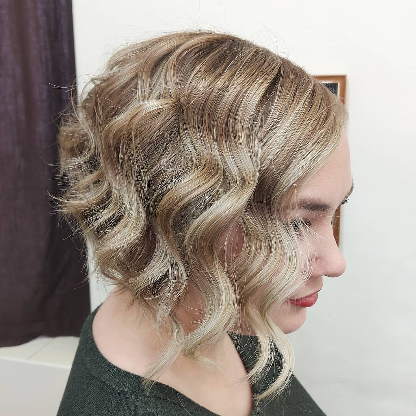 3. Golden Blonde Vintage-inspirierte Wellen (kurze wellige Frisuren)
