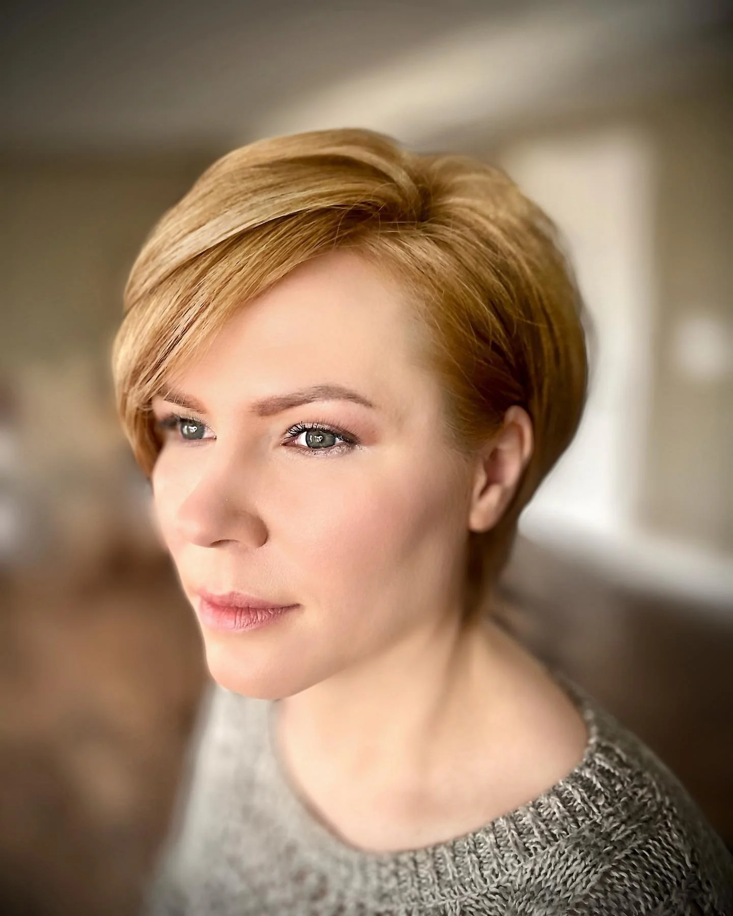 3. Golden Caramel Pixie mit Seitenvolumen (Long Pixie Cuts)