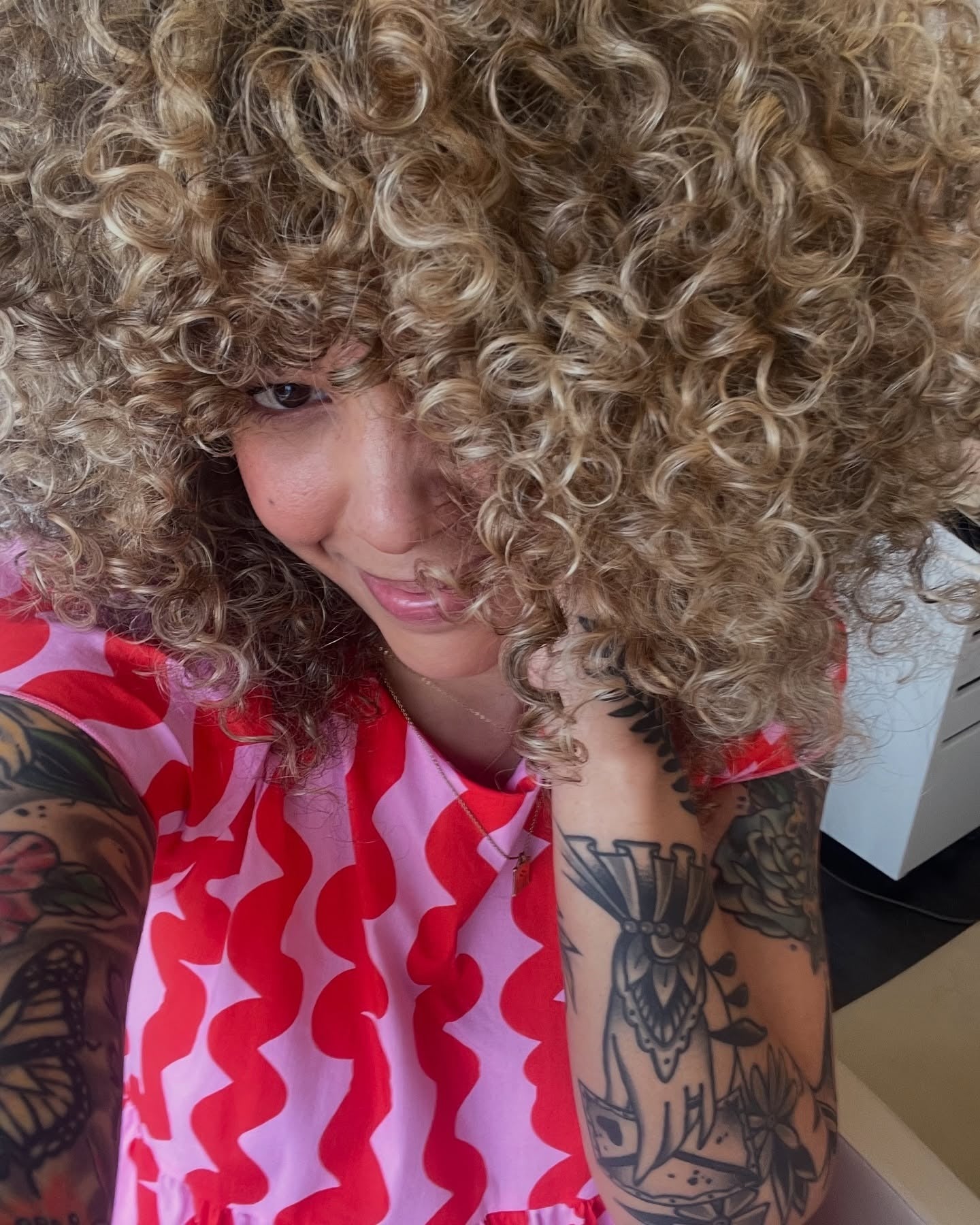 3. Goldenes lockiges Volumen mit sich verjüngter Form (lockerer Wolfshaarschnitt)