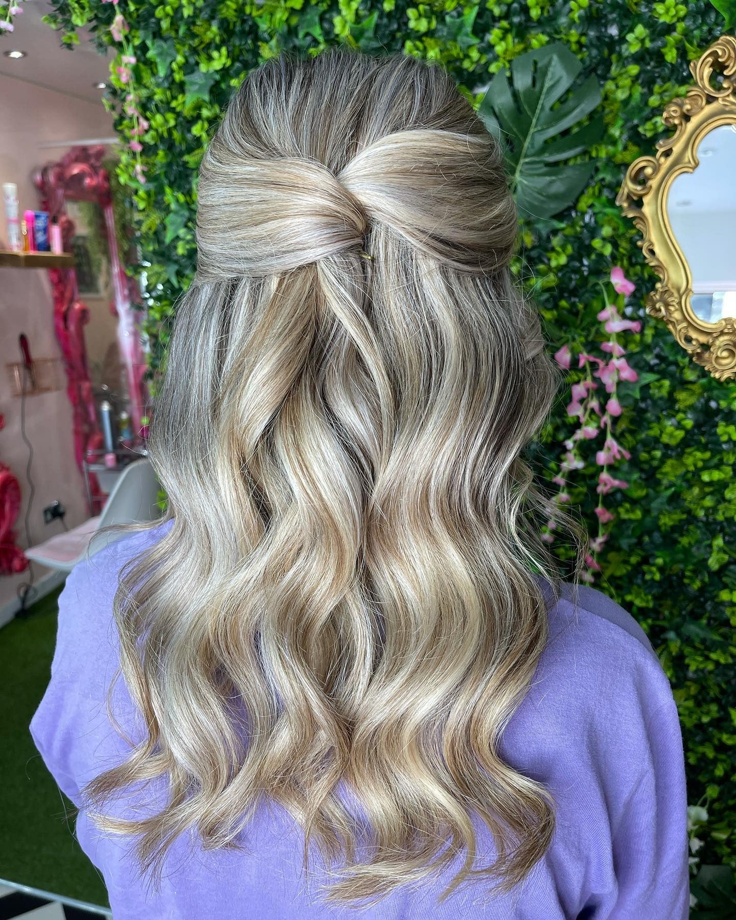 3. Halbhochgesteckte, gedrehte Wellen in aschigem Beigeblond (Frisuren für den Abschlussball)