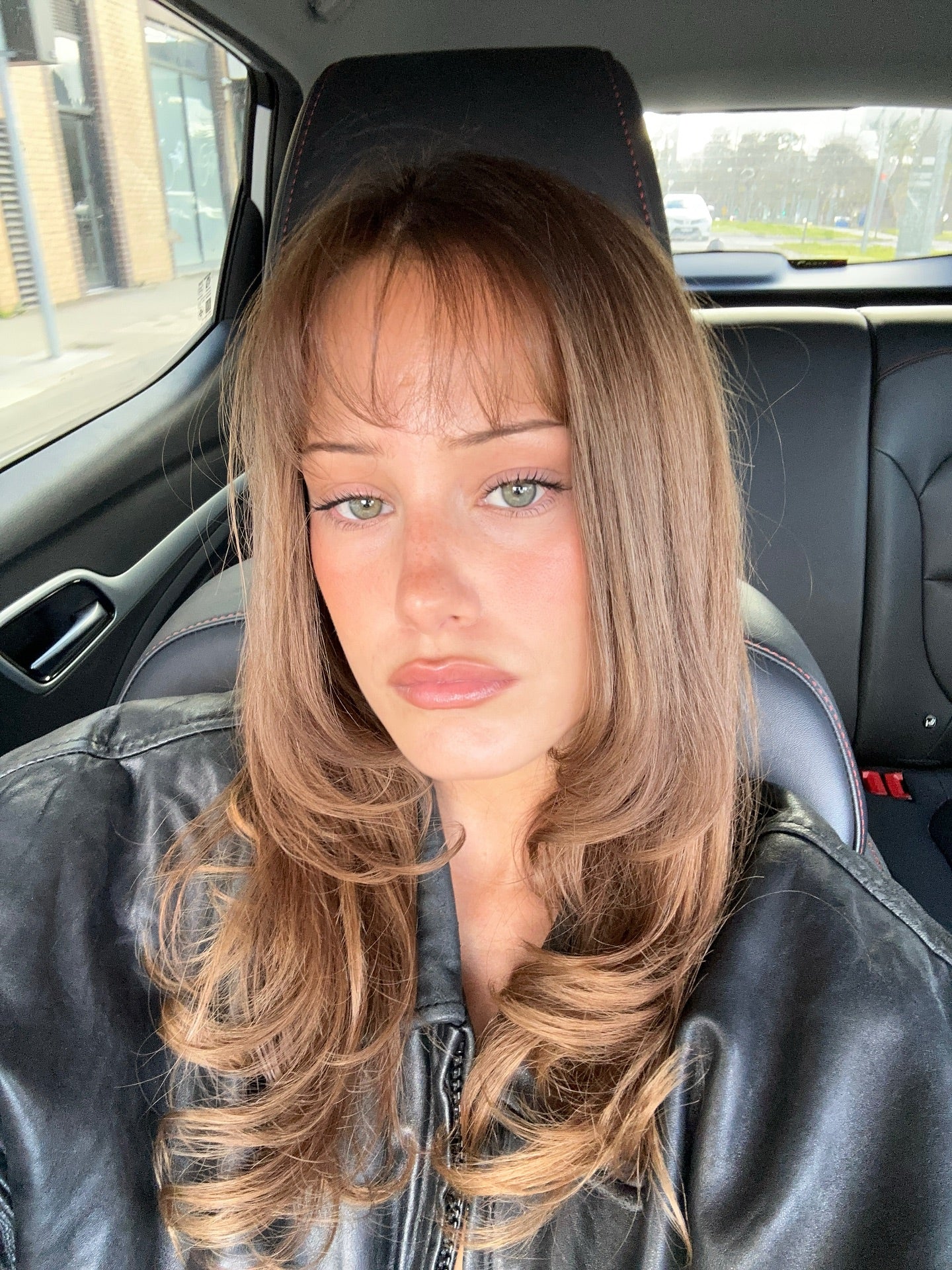 3. Haselnuss-Stufen mit spitz zulaufenden Vorhangfransen (Wispy Layered Haircuts)