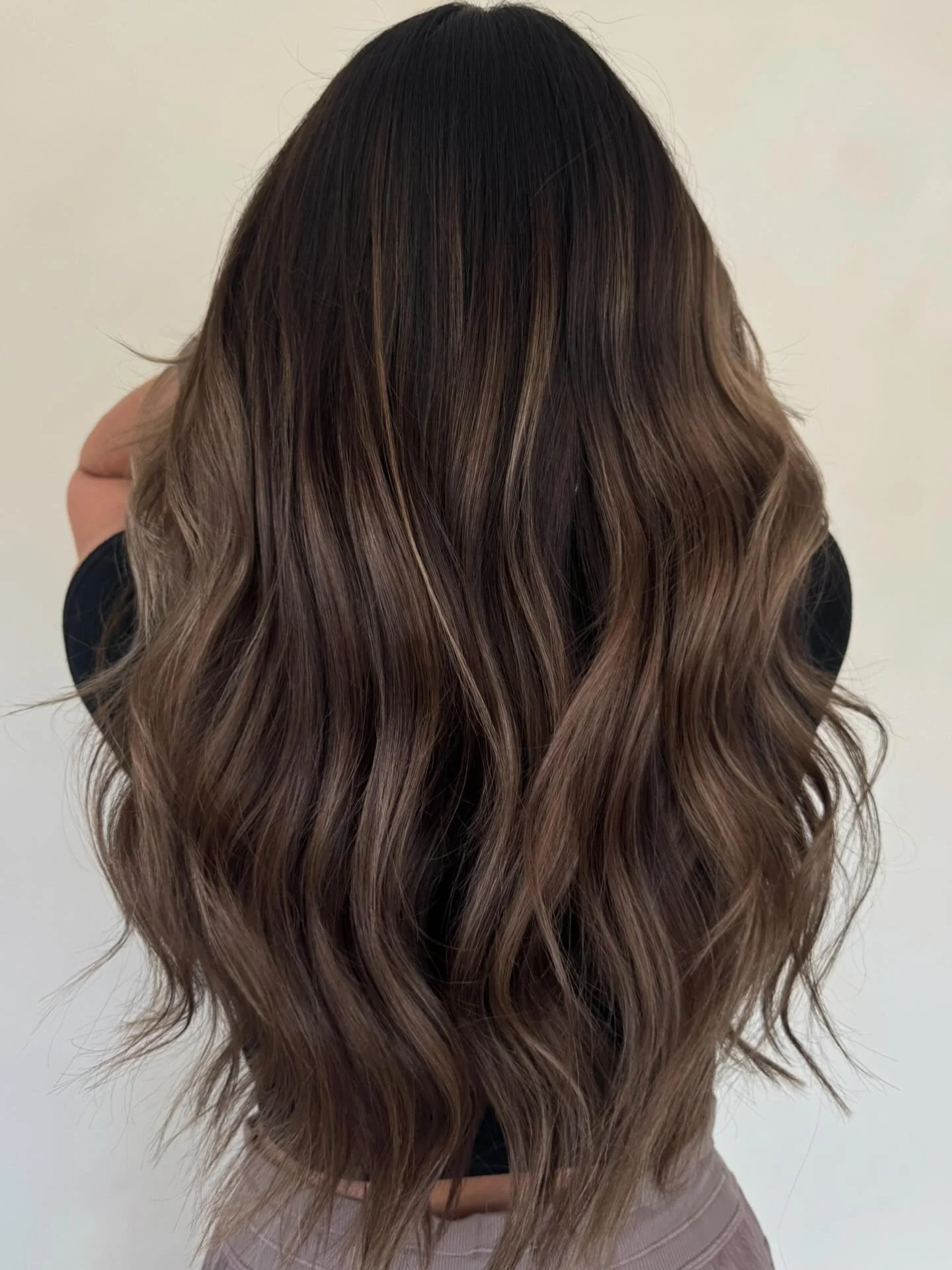 3. Hazelnut Melt Balayage mit lockerer Textur (mittelbraunes Haar mit Highlights)