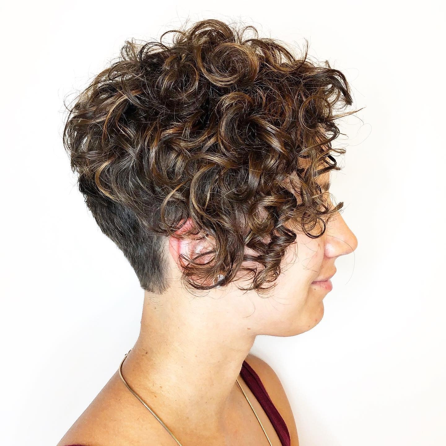 3. Lockiger Pixie mit hohem Volumen und warmen Brauntönen (Curly Pixie Cut)