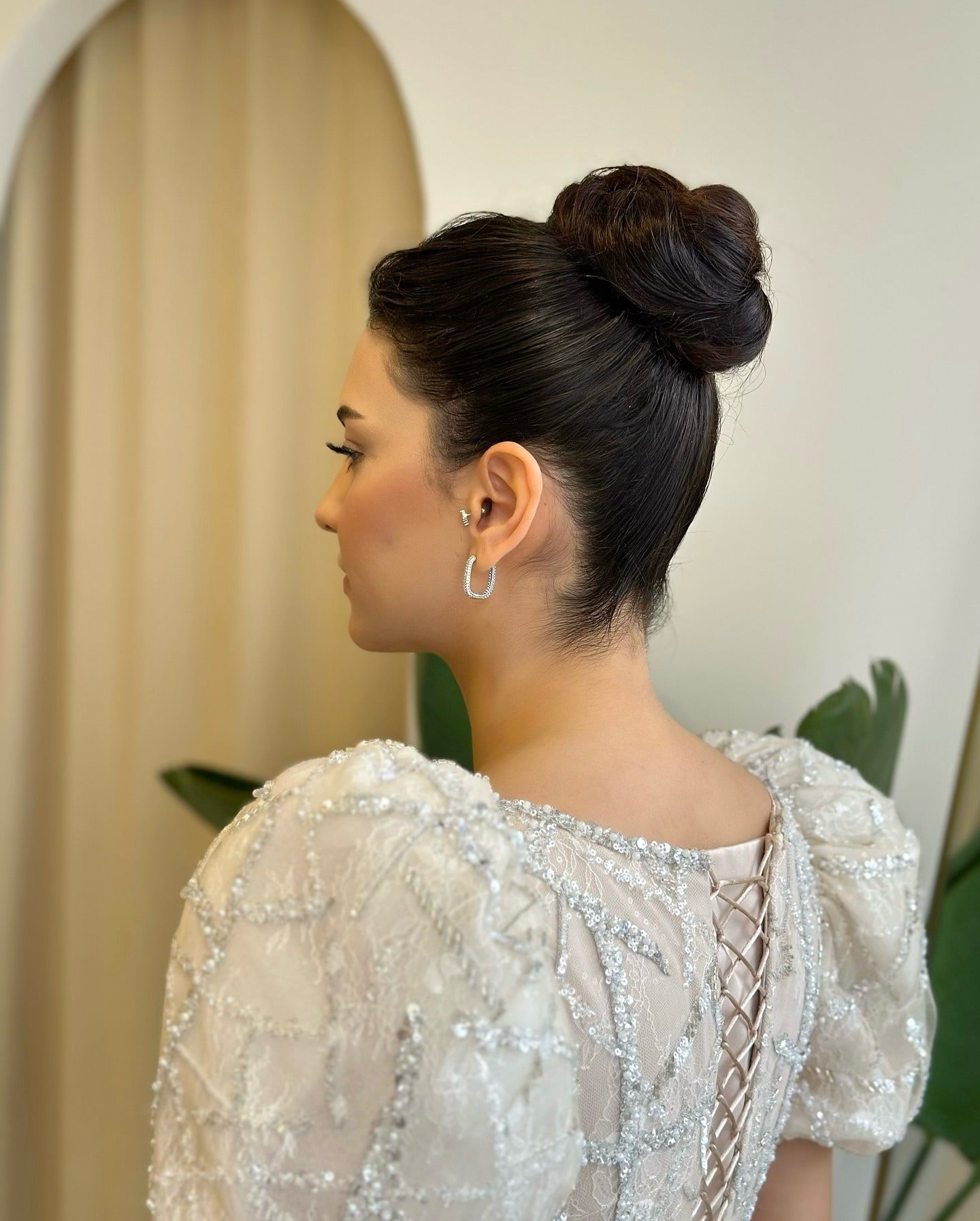 3. Hoch poliertes Brötchen auf Jet schwarzem Haar (Brötchen Frisuren)