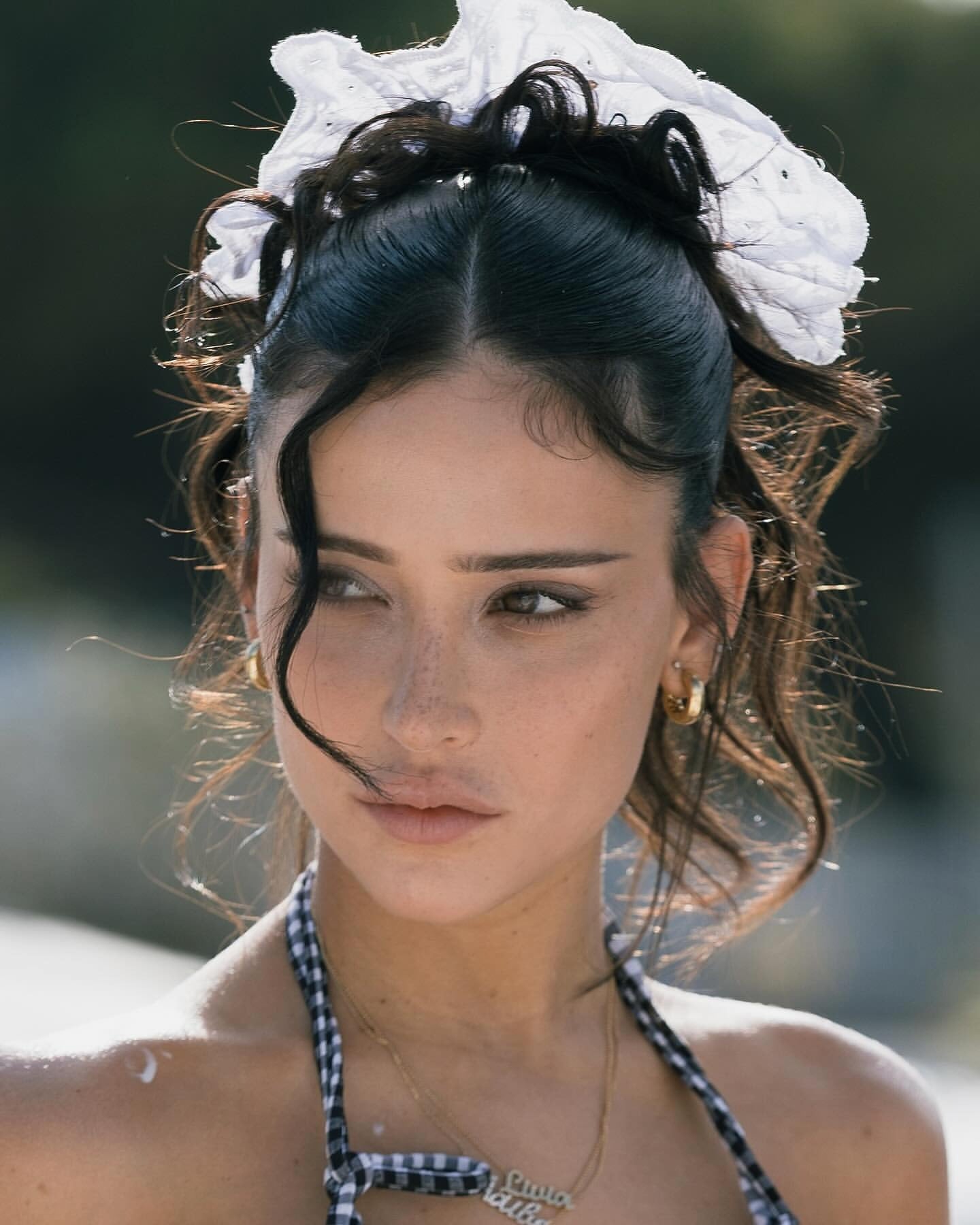 3. High Pony mit übergroßem Scrunchie - dunkler Espresso (Frisuren der 90er Jahre)