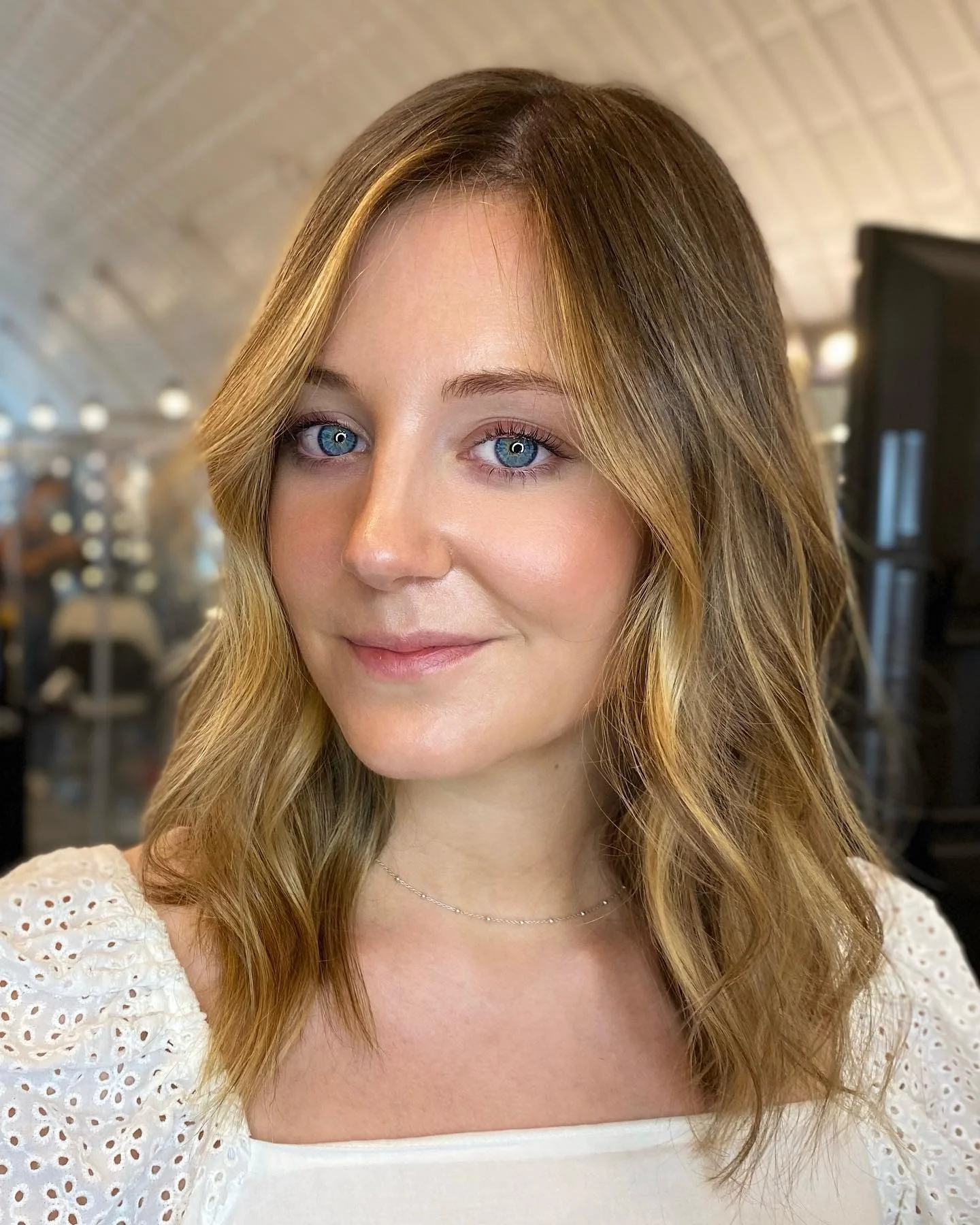 3. Mit Honig angereicherte mittlere Wellen mit subtiler Tiefe (Honig-Haarfarbe)