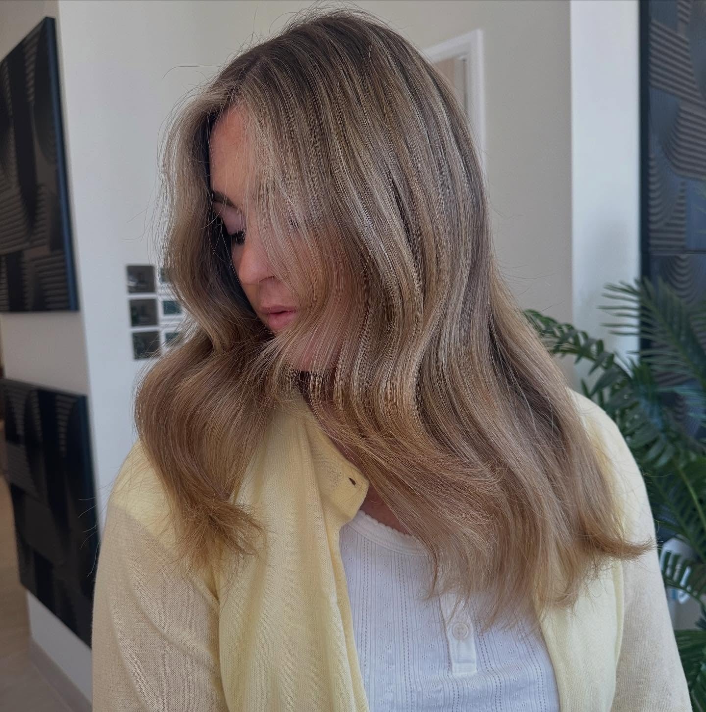 3. Honey Blonde Bronde Melt mit gefiederten Schichten (Honigblonde Haarfarbe)