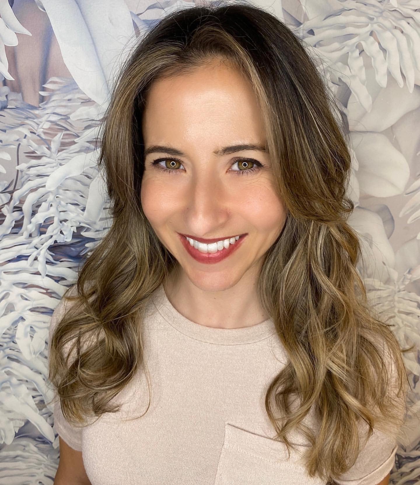 3. Honigbraune Wellen mit Gesichtsfrüchten (honigbraune Haarfarbe)