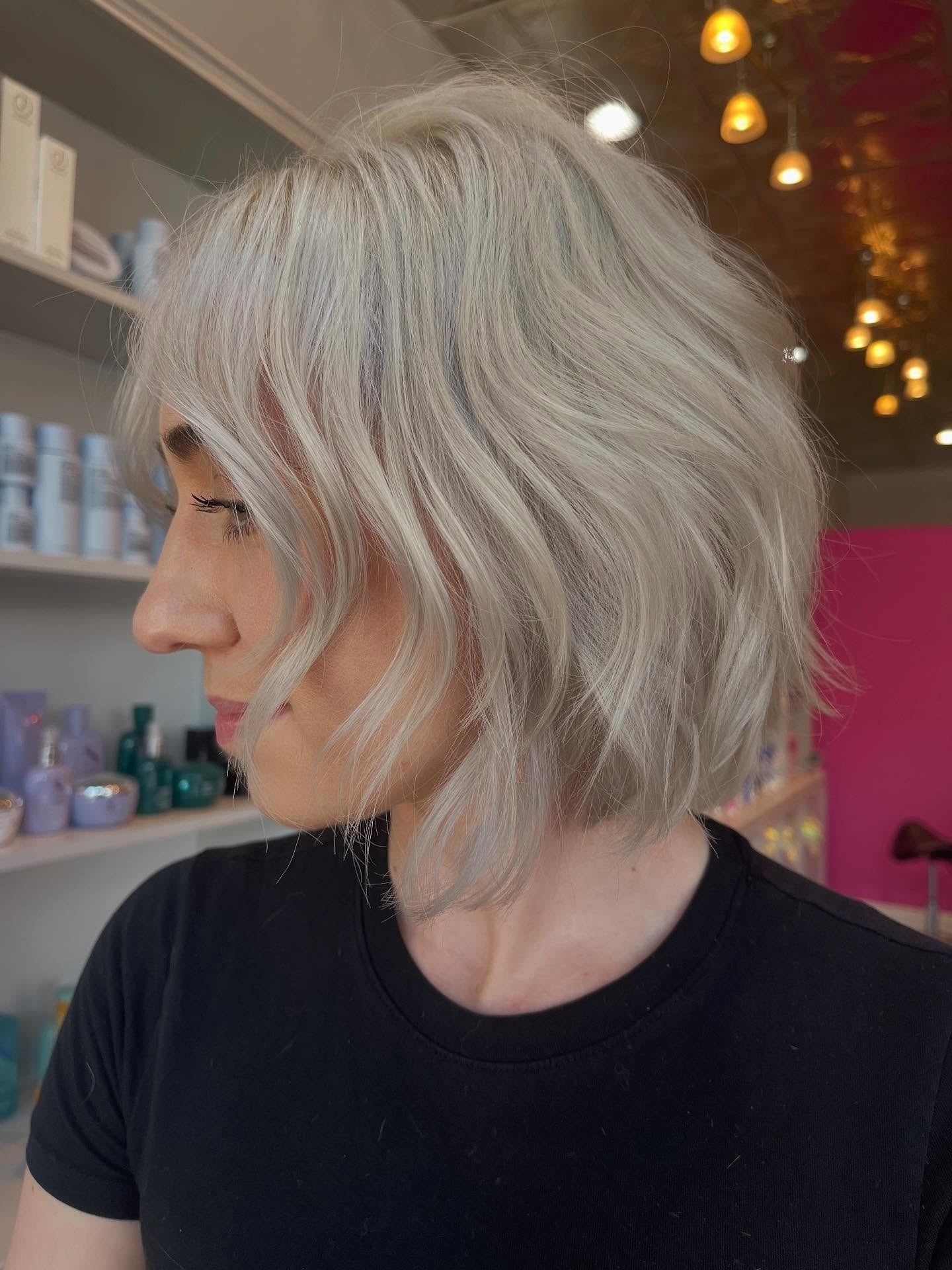 3. Icy Pearl Wavy Bob mit strukturierten Enden (Wavy Bob Hair)